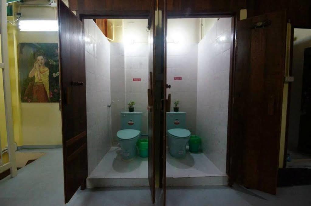 Baan Bovorn Hostel Bangkok Buitenkant foto